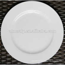 Assiette plate en céramique blanche avec motifs personnalisés